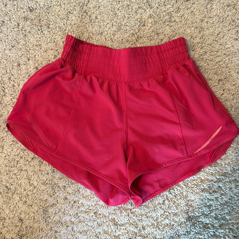 Lululemon Hotty Hot 2.5 inch lined shorts